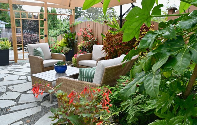 Front entrance with mulch and flowers